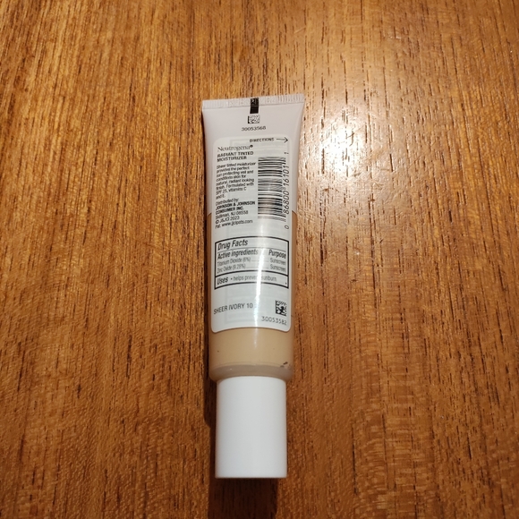 ✨ 4/$15 Neutrogena Radiant Tinted Moisturizer - Sheer Ivory - Picture 2 of 2